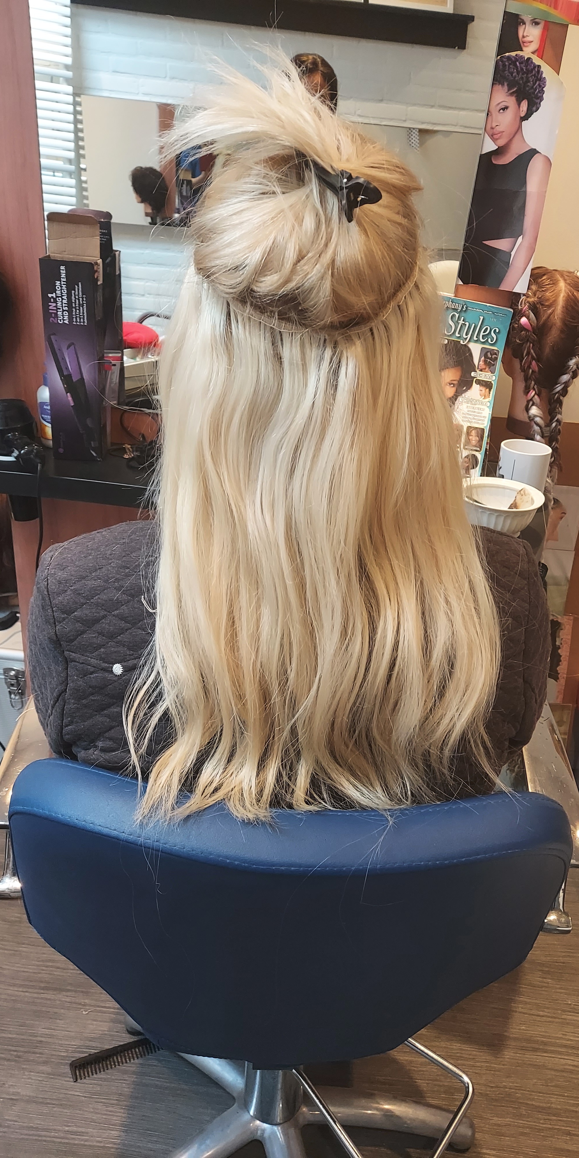 Platinablonde extensions waarbij de inzet bij de scheiding te zien is