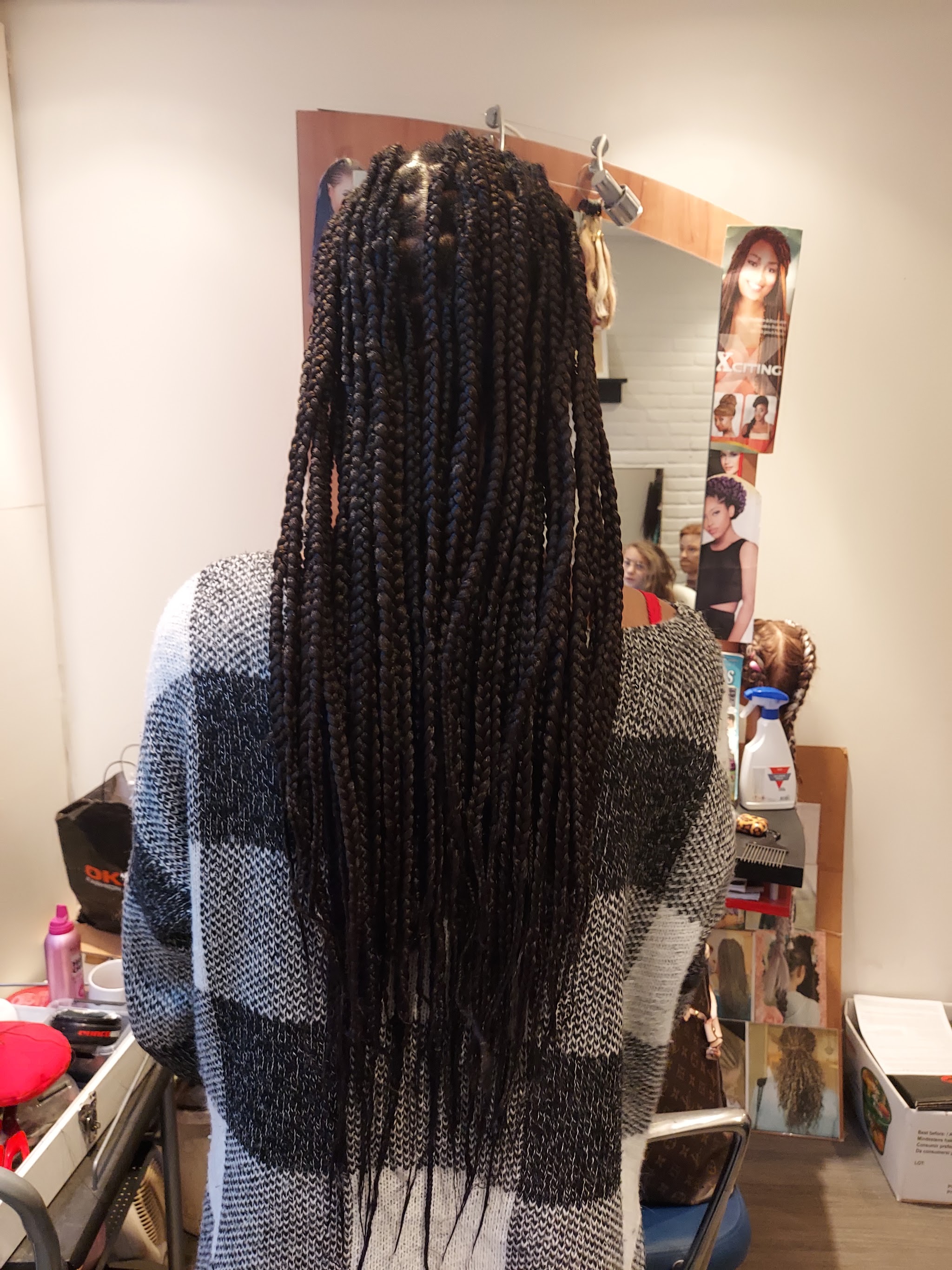 Lange donkere box braids tot ver over de rug